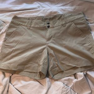 Columbia khaki hiking shorts